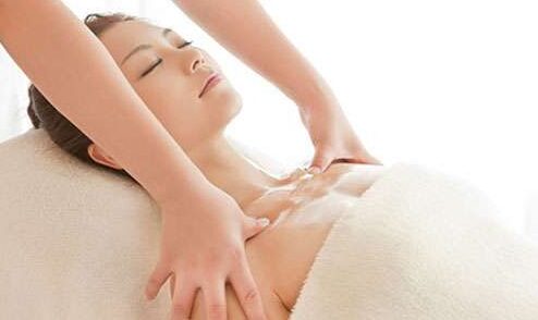 Read more about the article Có lợi ích gì khi Massage ngực sau phẫu thuật nâng ngực